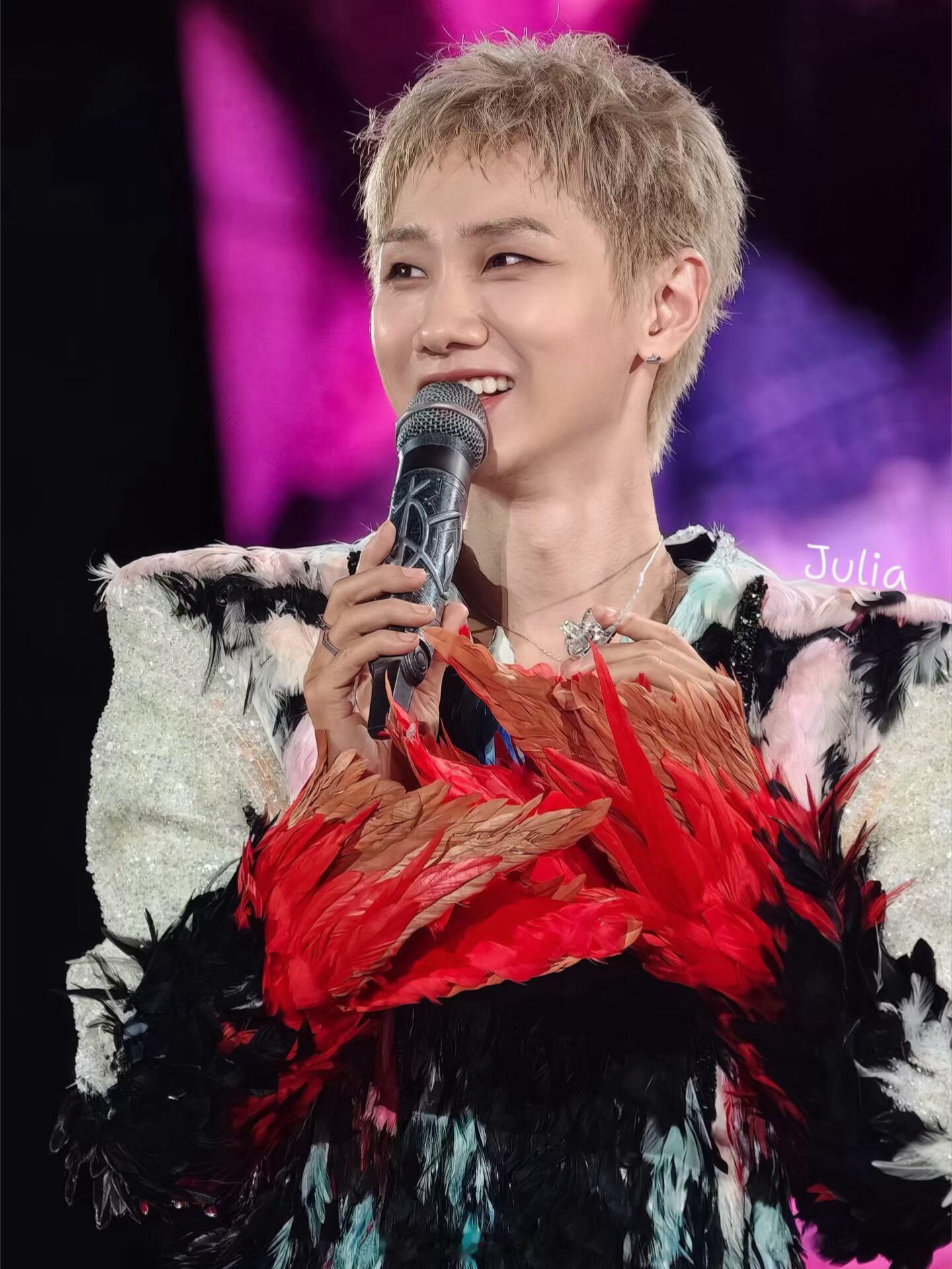 还以为告两人也来汪苏泷演唱会了汪苏泷这场演唱会惊喜不断，没来重磅嘉宾，反倒等来撞