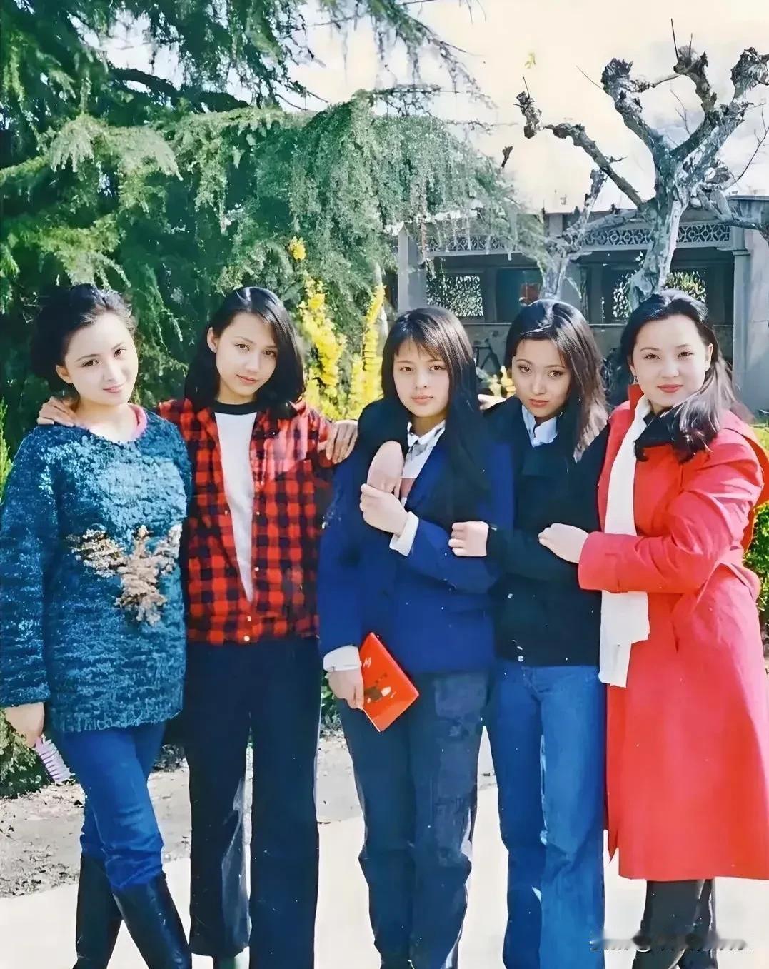 这是《红楼梦》剧五位演员合影，个个都是美女，个个都是人才。认出右边的成梅（元春）