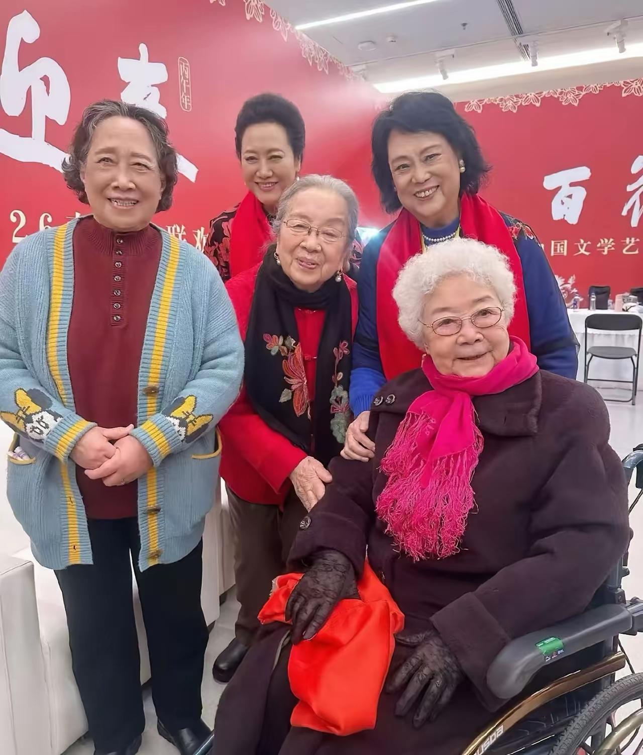 5位老艺术家近照：满头银发的田华气色盈和，戴着耳环的李明启精神矍铄，穿着开衫毛衣