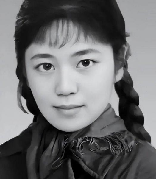 1977年，知青于文娟返城，恋人跟着列车狂奔，她擦干眼泪，大喊道：“别追了，我们