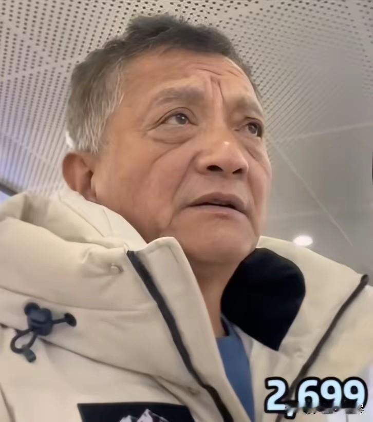 “我只是穷，又不是傻！”2023年，辽宁大爷老张，到奥莱商场买羽绒服，试了一款加