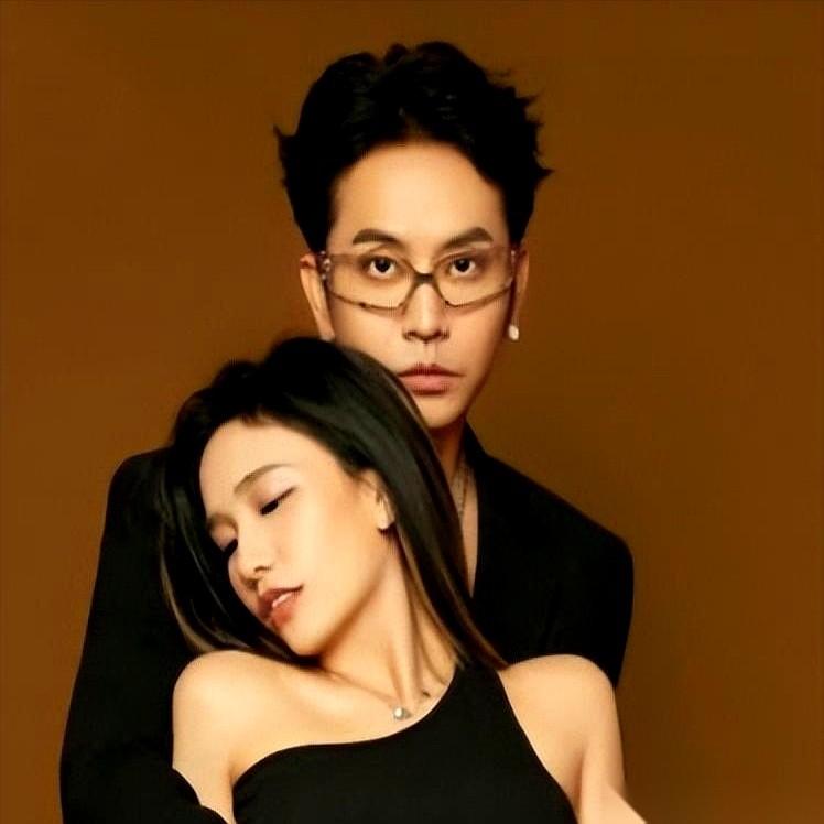 我突然就懂了何美延。
真的，就在她推开车门，头也不回地走下车那一瞬间。
那不是冲