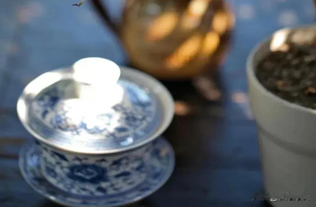 未来有格局的、少纠结、低奢求的生活方式可以从以下几个方面着手：
 
1. 心态与