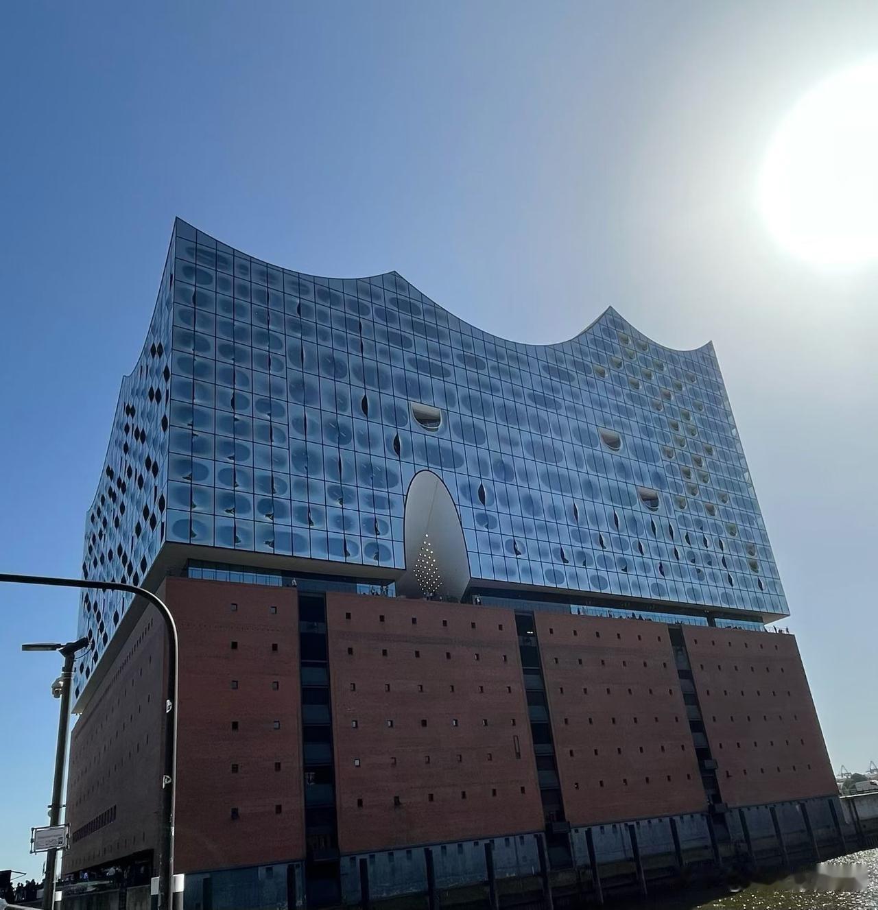 现代建筑与蓝天相映成趣，感受城市的未来感！🏙️🌞西安的地标建筑有哪些? 提到