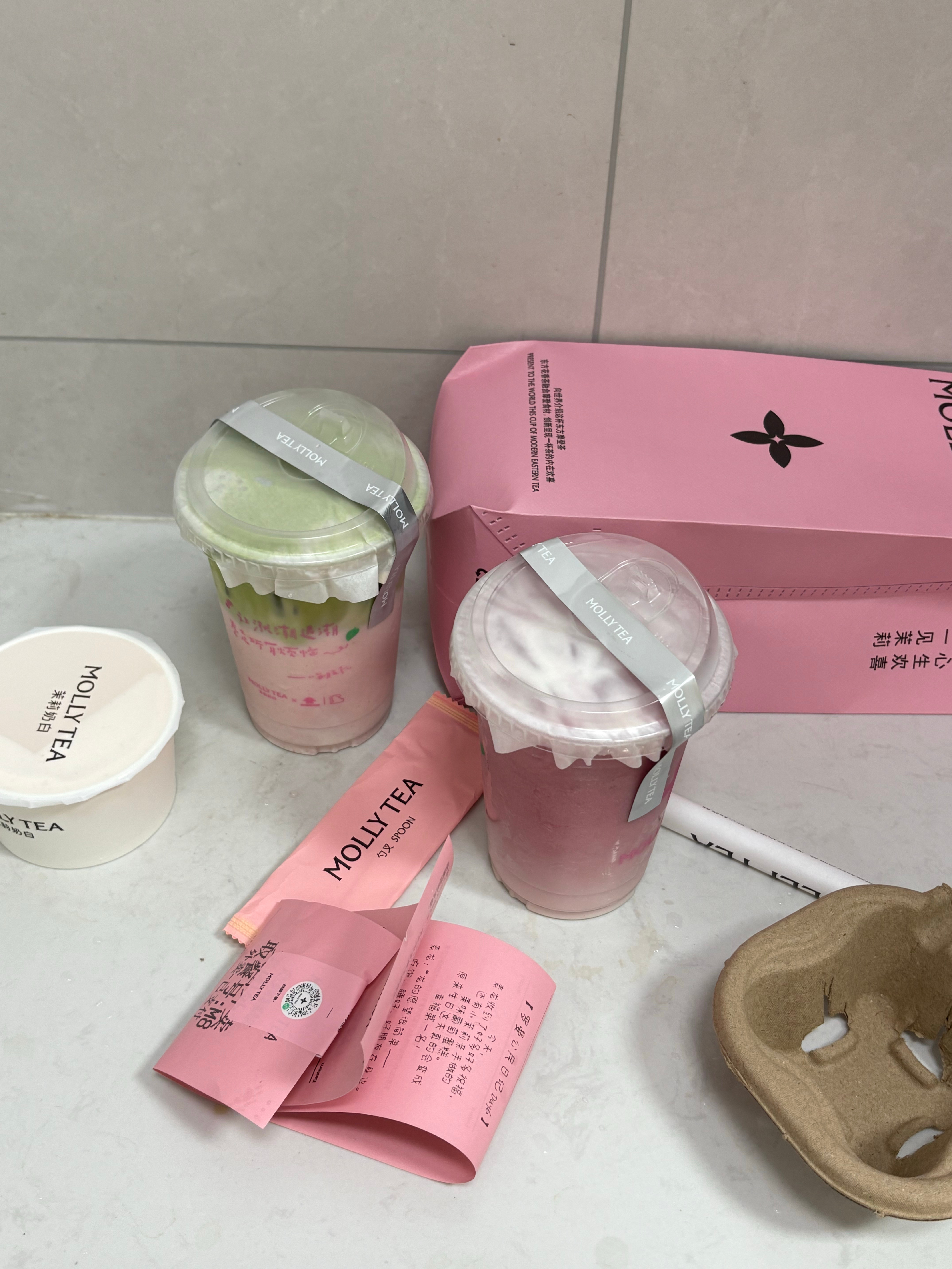 同事阿姨请的奶茶最近好喜欢芭乐 其实一直很喜欢最近更喜欢了 这个配色也好美