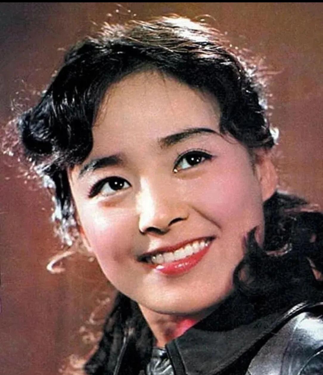 她一张嘴，台下老外全愣了。
67岁的张瑜站在布达佩斯舞台上，意大利语原调飙出《饮