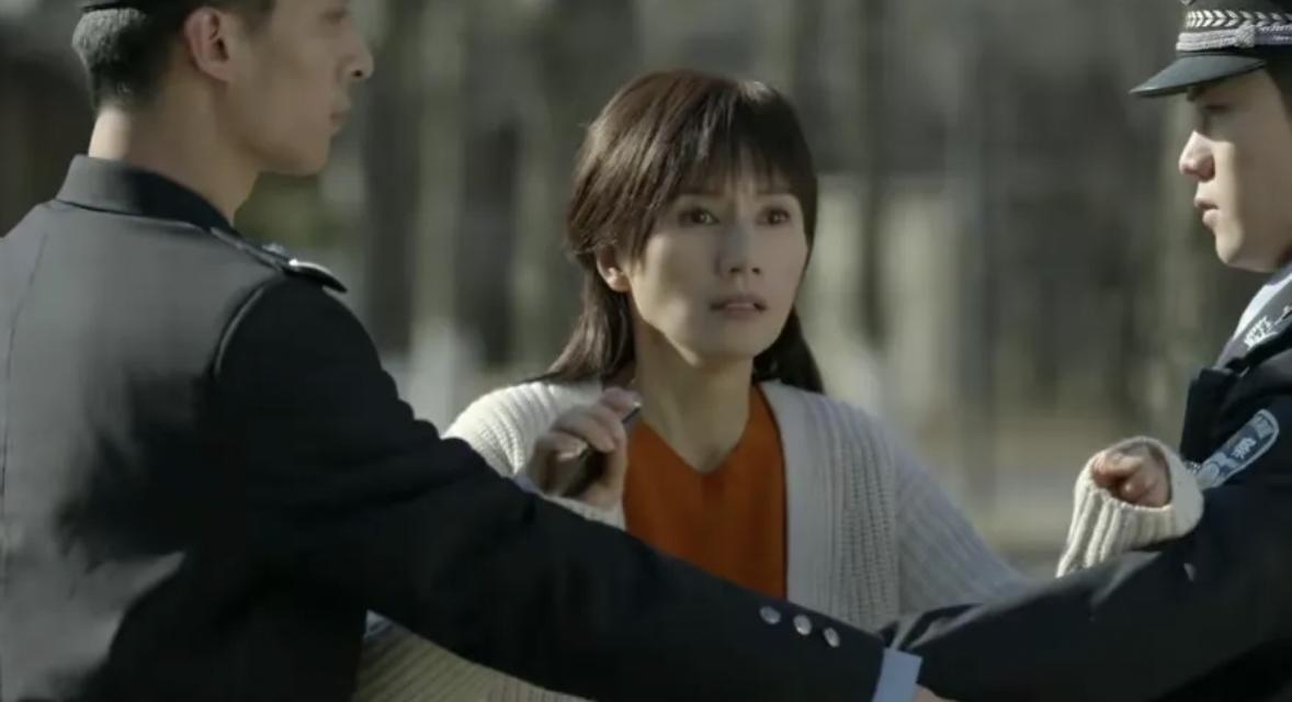 不容拒绝的《玫瑰之战》，凭主角阵容就赢了！
 
 
谁能想到，最近最炸的一部电视