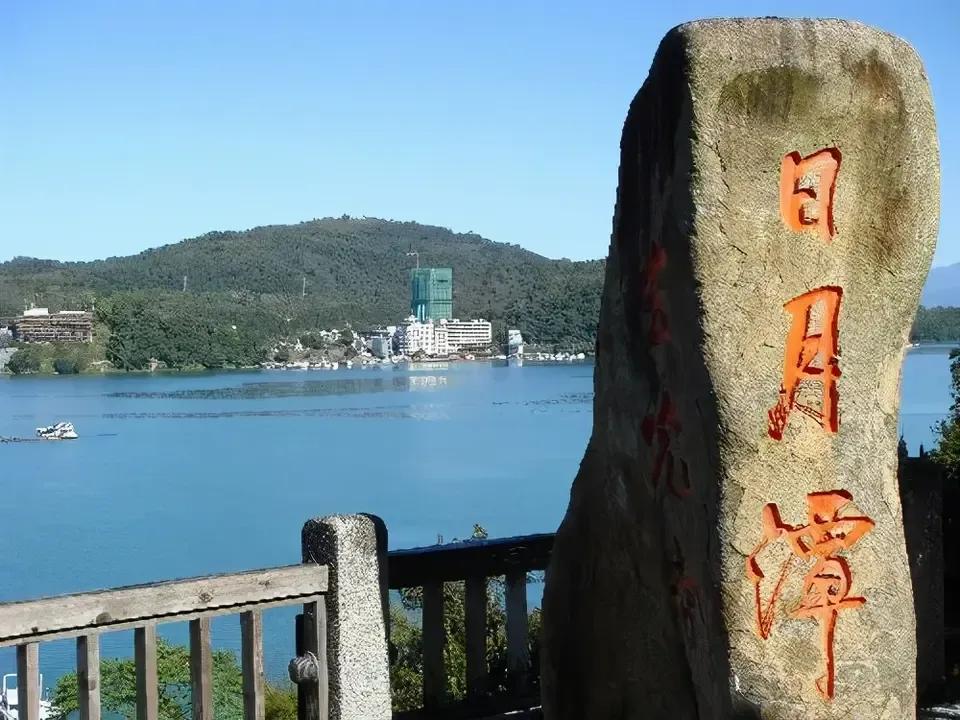 有专家建议，既然和平统一的希望十分渺茫，而武力统一代价又太大。
那么，能不能又来