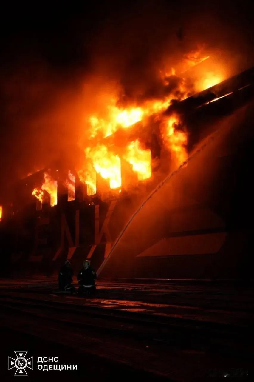 乌克兰夜间无眠了
当地时间12月13日，俄无人机对敖德萨港口发动袭击，以回应针对