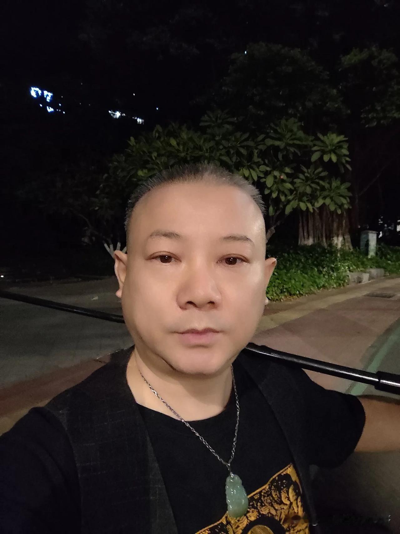 张鹤伦，原名叫什么来着？不重要，孩子原先东北烤串，滋滋的感觉人生过于油腻，突闻郭
