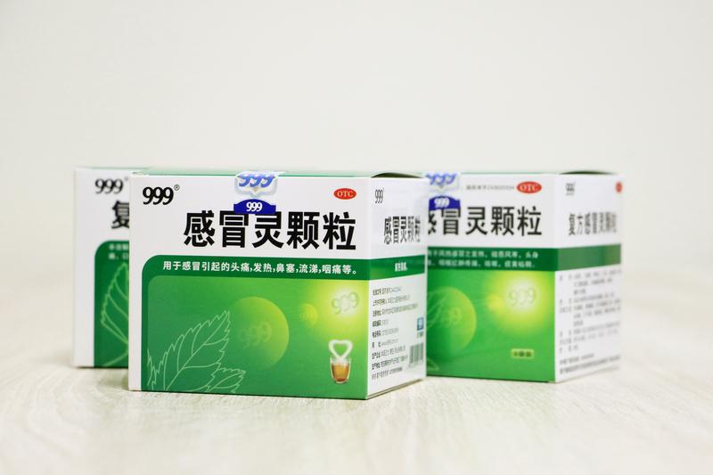 雷军跨年直播推迟，原因是感冒严重。这事儿还挺让人意外的，毕竟跨年直播大家都盼着呢