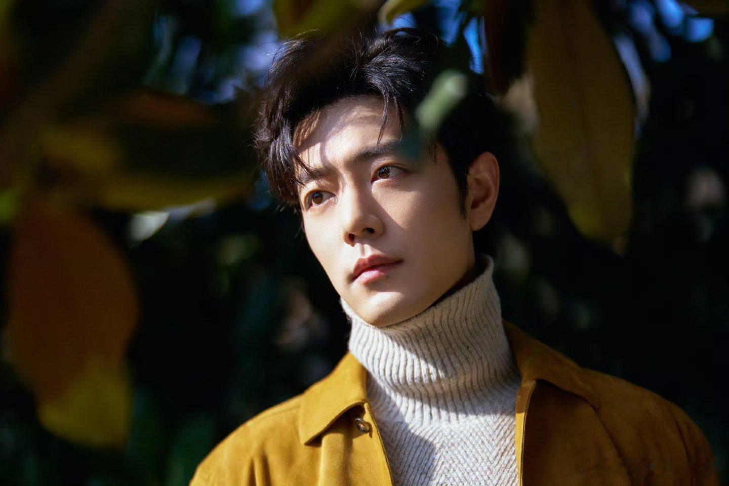 秀场内被热到擦汗的肖战，怪不得要把出发图的高领毛衣换下来肖战秀场热到一直擦汗 