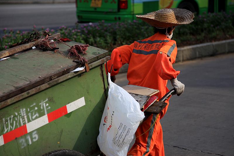 环卫工，被赞为“城市黄玫瑰”“马路天使”“城市美容师”，截至2022年10月，中