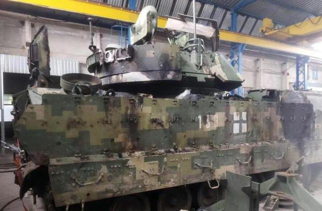 乌克兰国防部副部长玛利亚分享了受损但已修复的布拉德利战车，这两布莱德利战车在一次