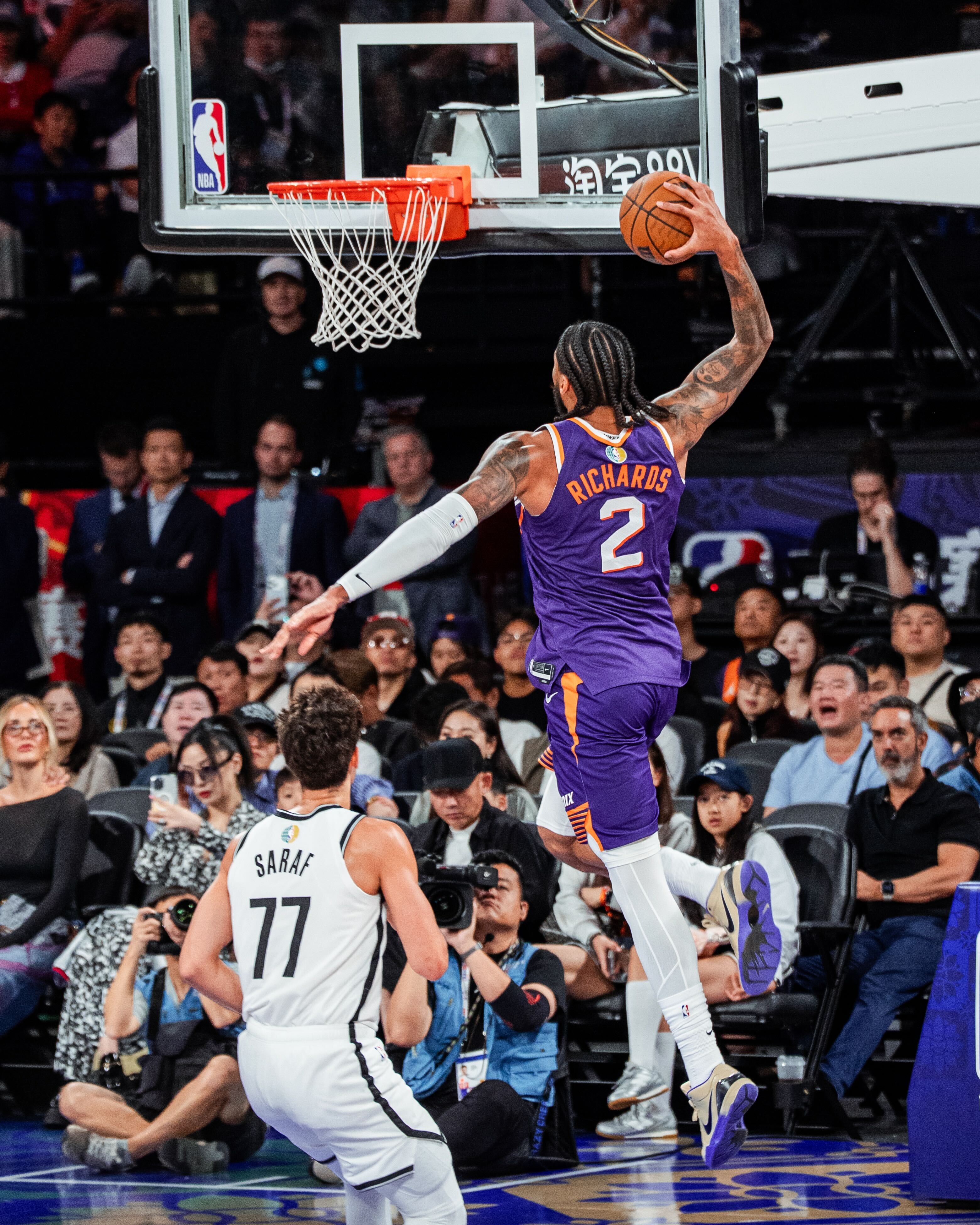 第三节比赛结束！凭借古德温的压哨三分球，我们88-81领先篮网！NBA中国赛20