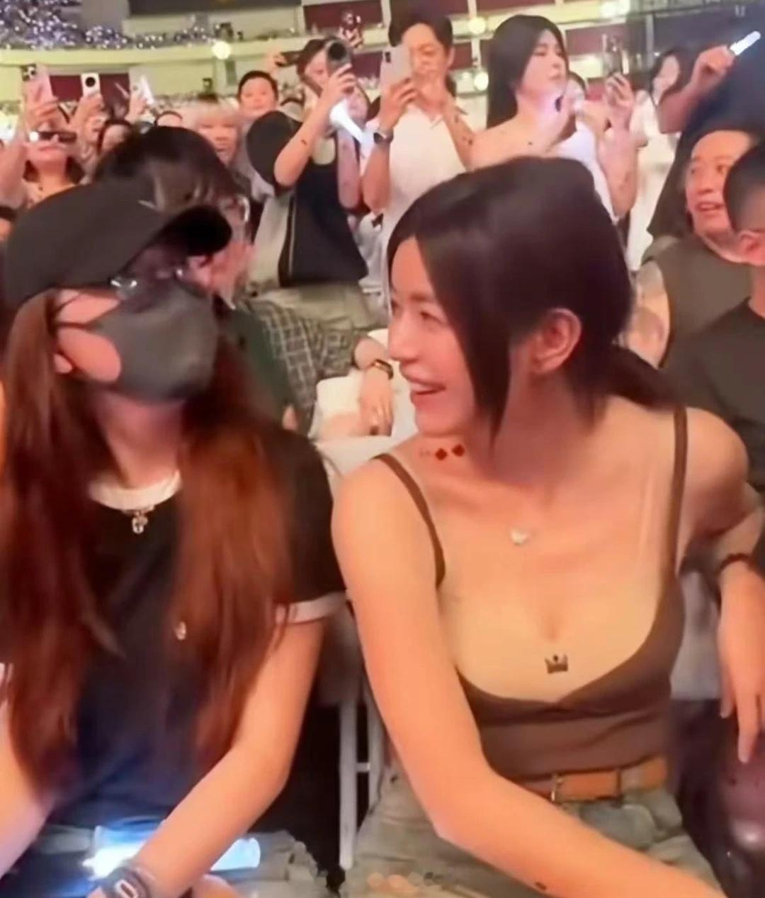 陈妍希穿搭引发网友热议，从清纯“沈佳宜”变身辣妹造型，还是大家记忆里的那位女神吗