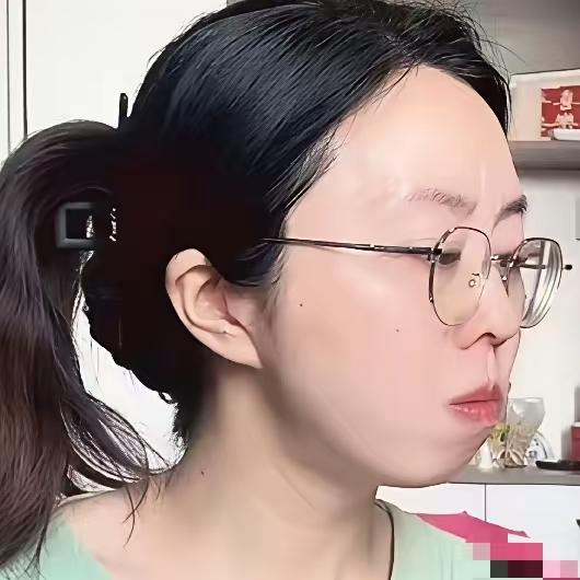 一脸倔强又不屑一顾的田媳妇，许粉拿她没办法啊！实事证实，许己被儿媳妇排除是婆媳关