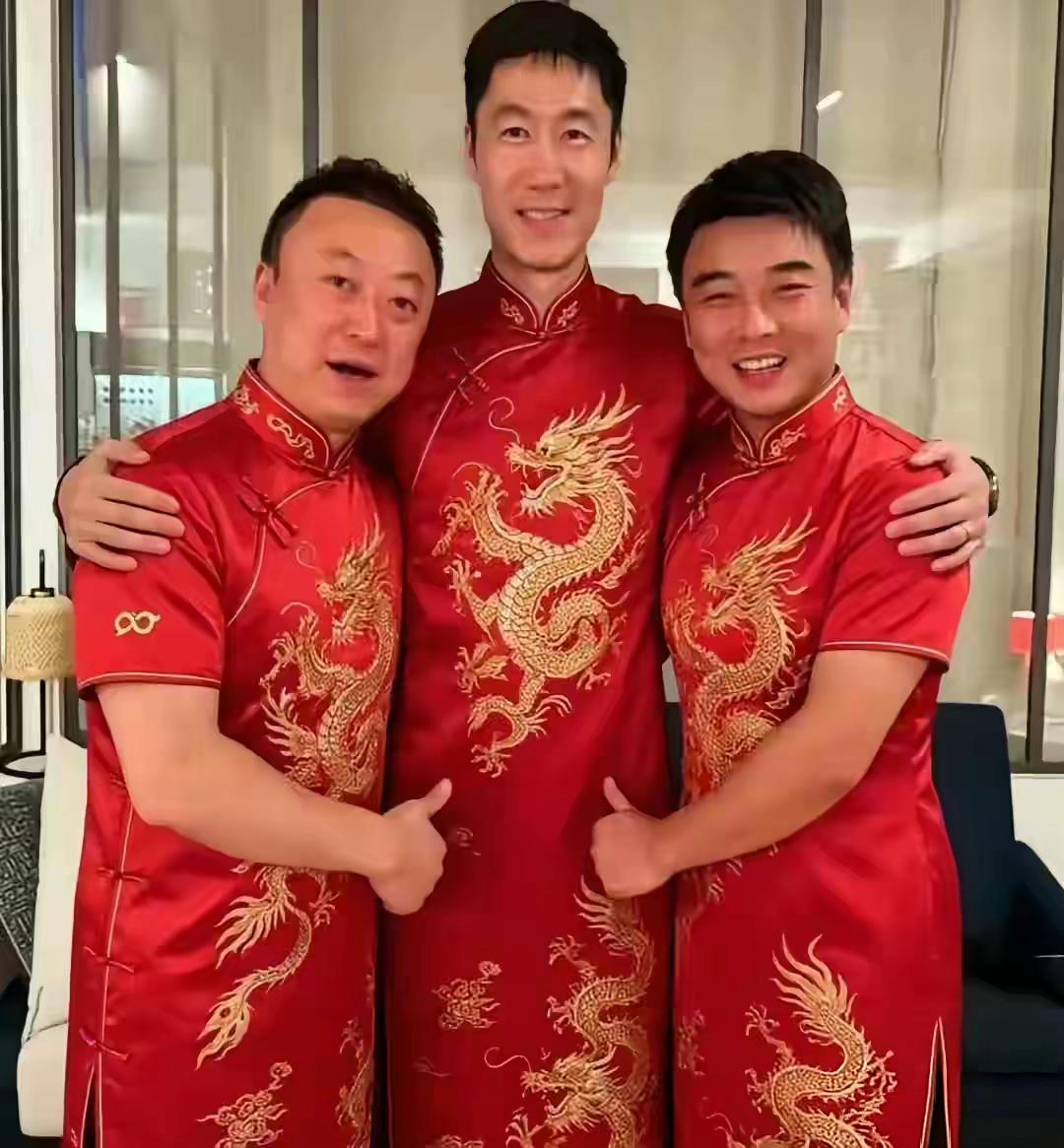 【难以置信，三位国乒领导穿上了旗袍，还是红色龙袍】这张图真的是国乒圈的“年度名场