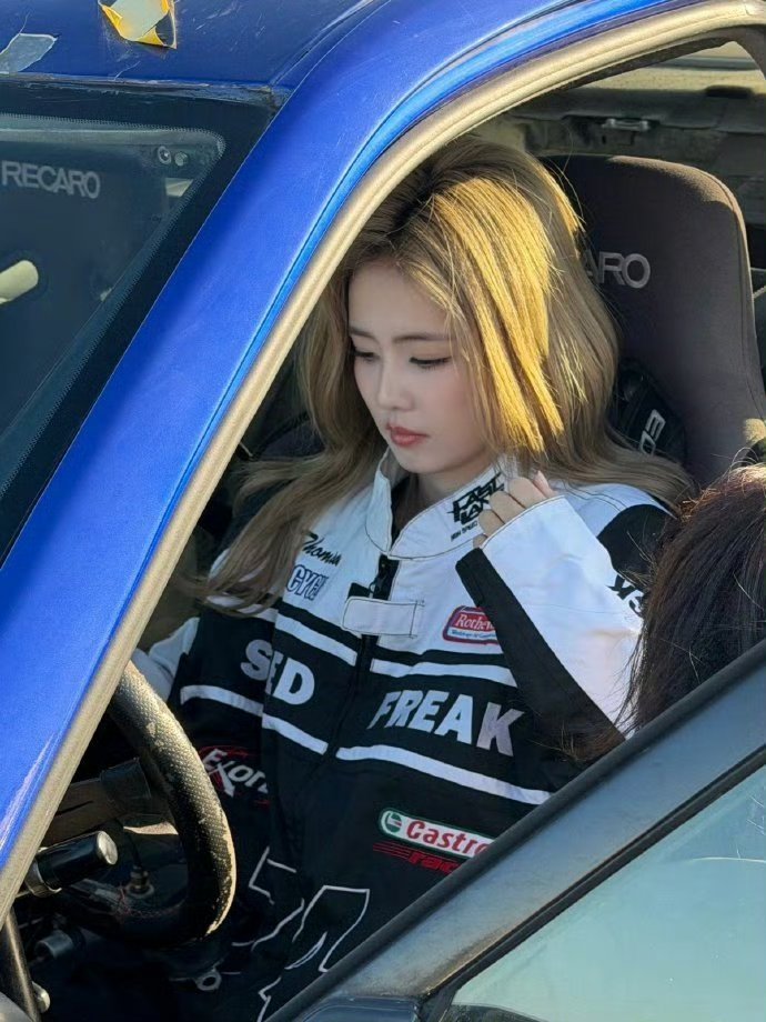 白鹿周深给张真源送花篮跑男真的是一个超有爱的大家庭