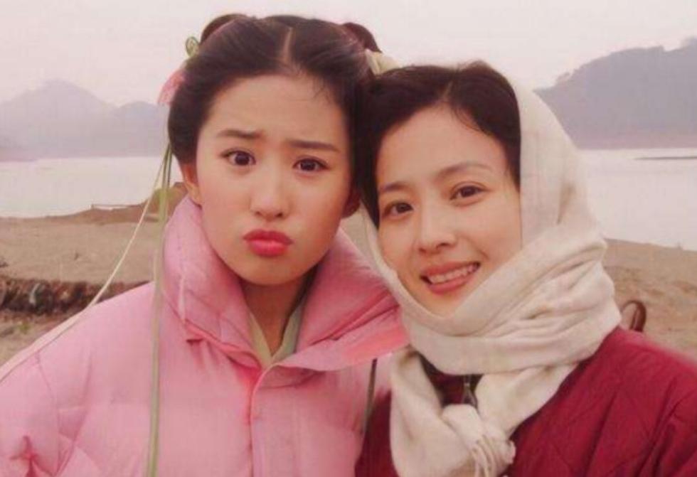 刘亦菲妈妈66岁还单身，身材比女儿傲人，全靠年轻时一个狠心决定。

1997年离