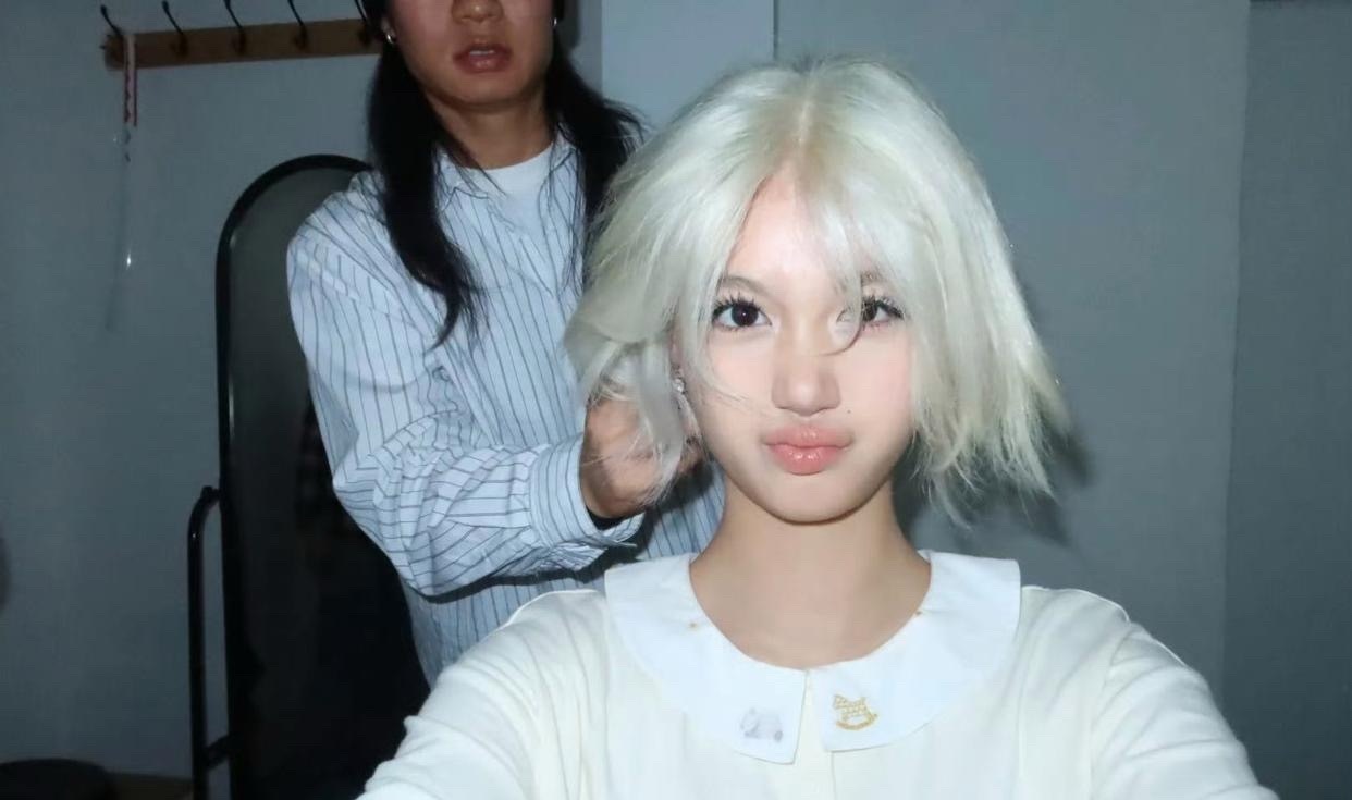 钟丽缇15岁小女儿考拉染了一头白发，看起来挺时髦的。她的颜值很高，五官很精致，换