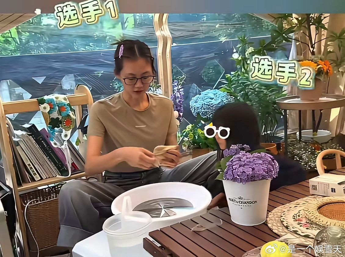 6月26日，苗苗突然冲上了热搜，这次跟郑恺没什么关系，是她带俩女儿做陶艺的日常视