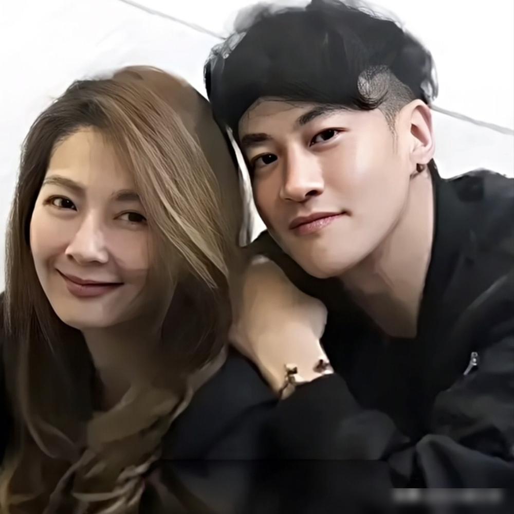 你以为何润东只是不忍心老婆做试管？这大哥从10年前就开始布局了。
你想想，20