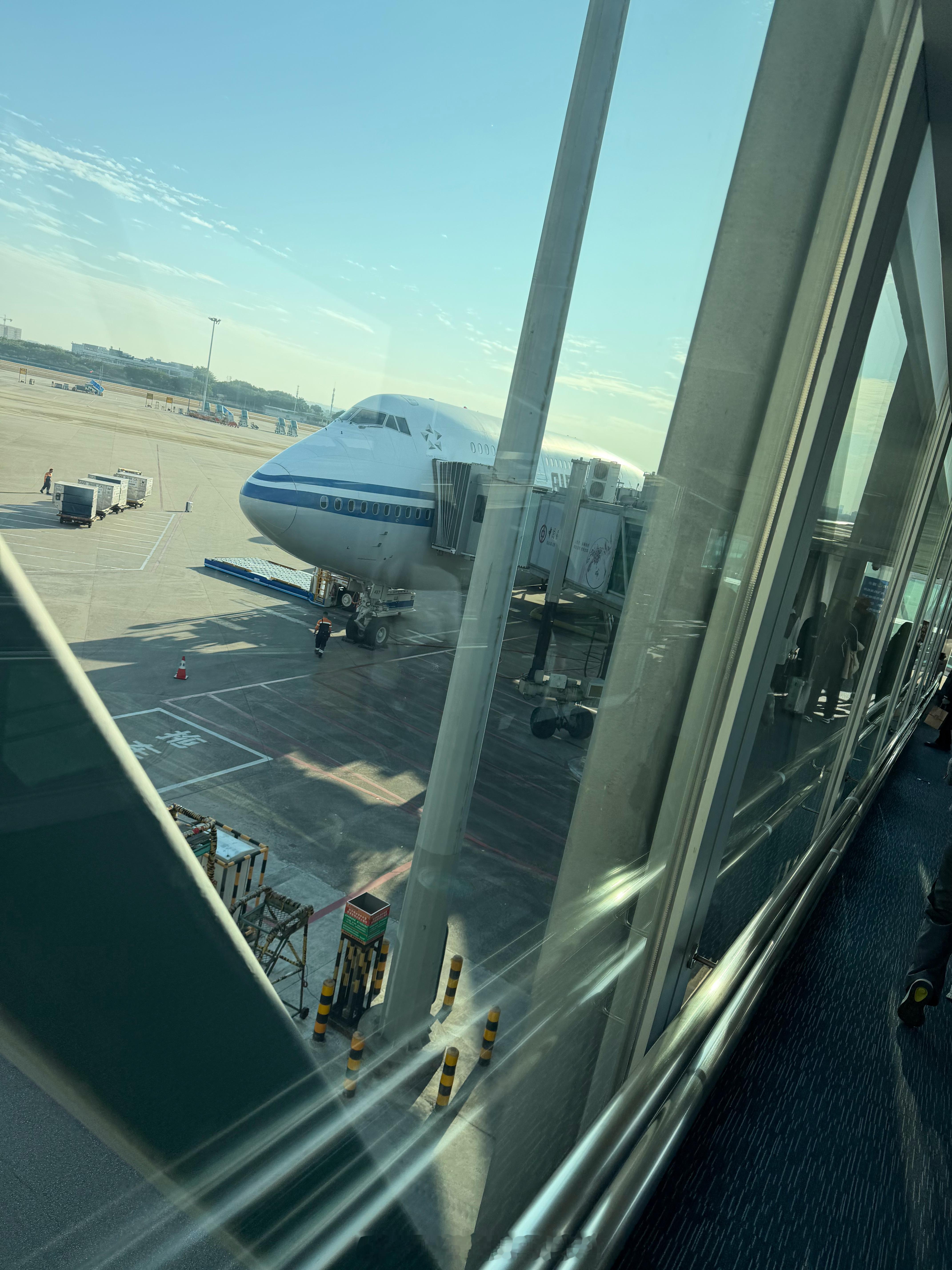 坐大鹅 747 回京基本被汽车媒体承包了选了个最后排真宽敞 