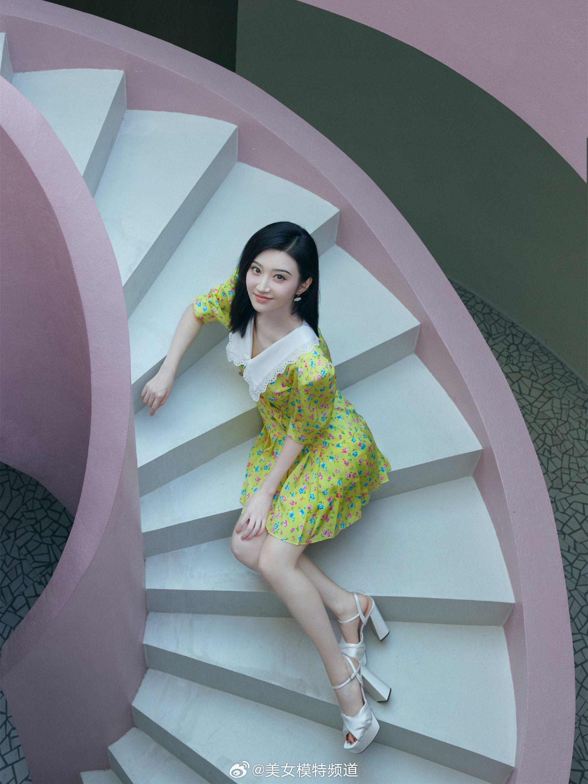 景甜绿意盈盈写真大片 