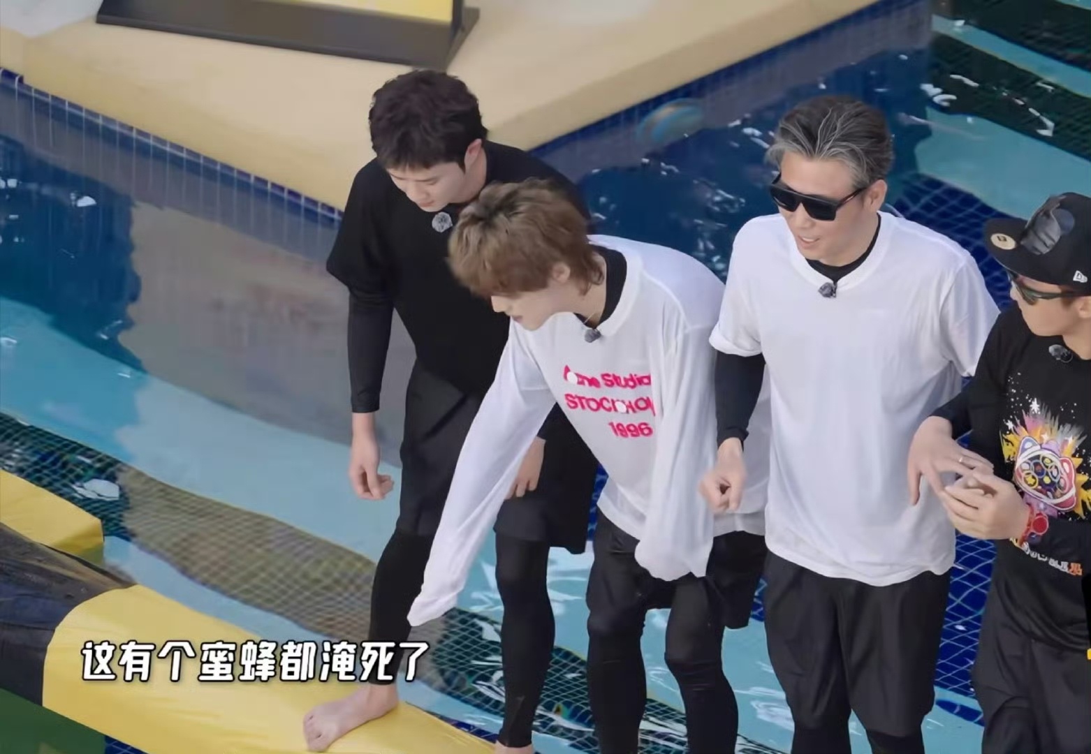 我鹿心系万物原来这就是鹿晗，在别人在专注游戏的时候，他眼里注意到的却是水里淹死的