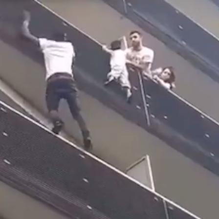 2018年巴黎那场全网刷屏的“真人蜘蛛侠”救援，直到现在看依旧揪心。
 
巴黎1