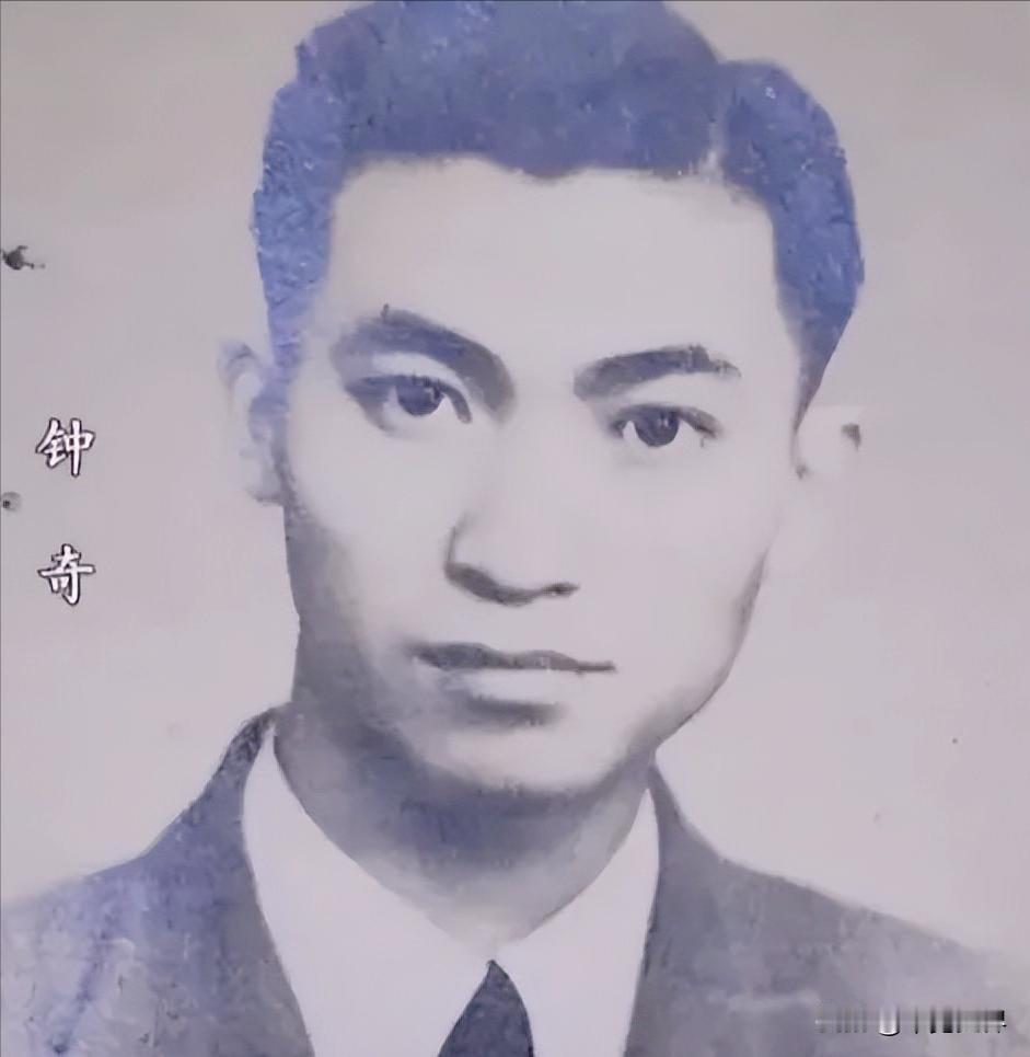 1949年，重庆解放前，一名红色特工身中26枪，英勇牺牲，没过多久，他的新婚妻子