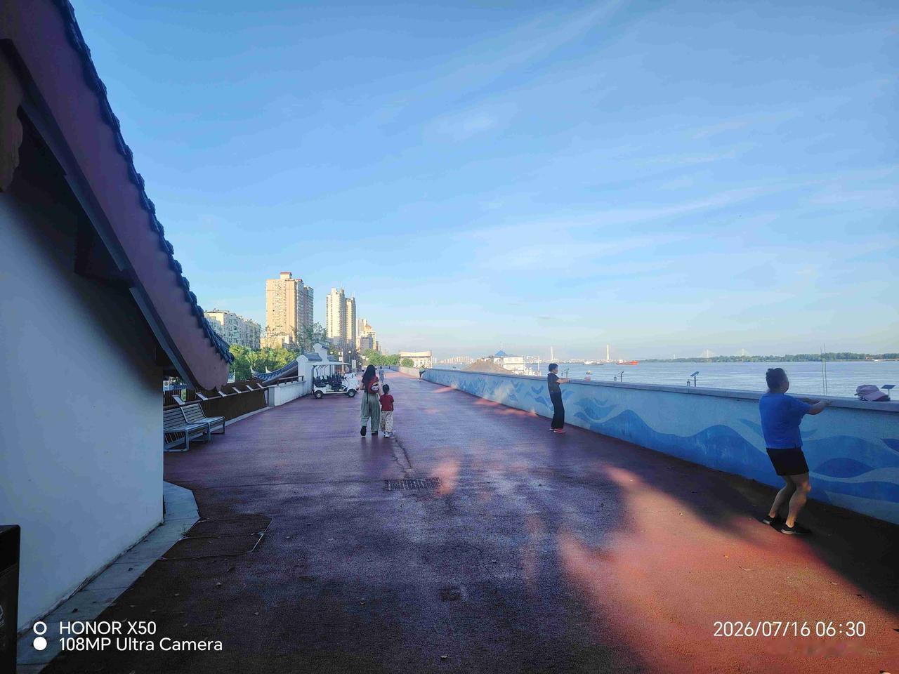 我的今日状态：😁轻松愉快
我这里的天气：☀️晴天7月16日长江岸边晨练打卡