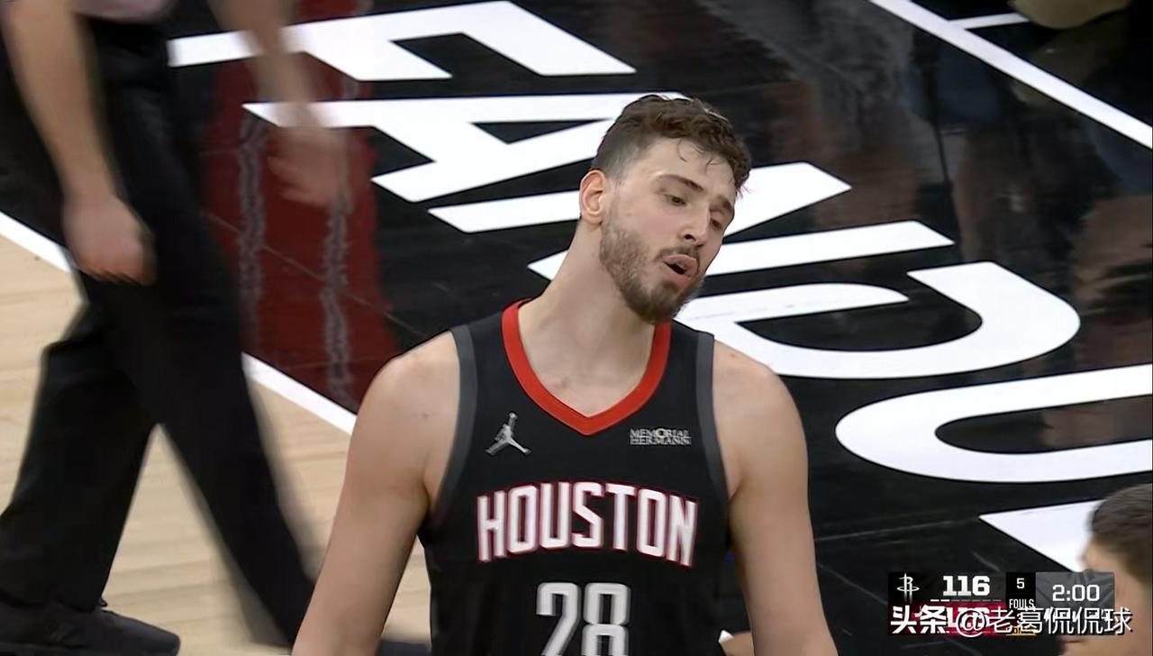 火箭当家中锋申京真是恨死谢波德了！虽然今天火箭在客场以124：132不敌公牛，但