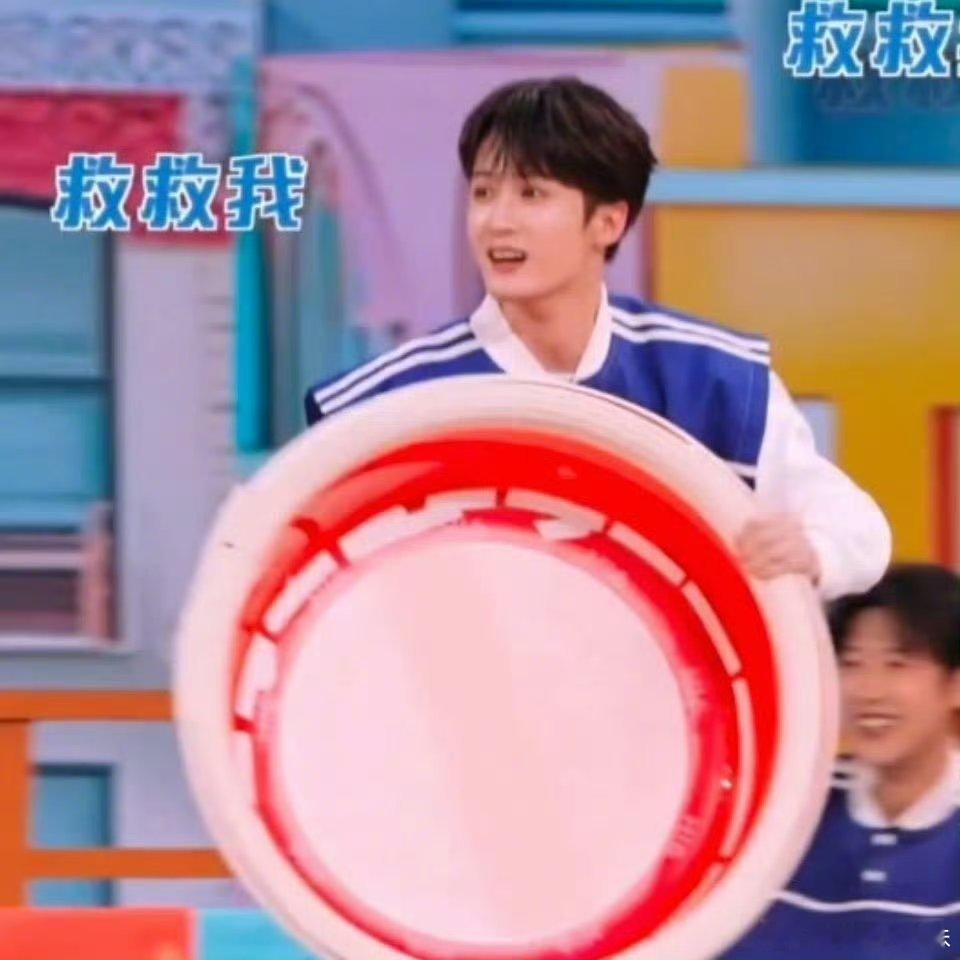 檀健次 风一样的男子带盆跑 檀健次你看看后面的导播吧！不要只顾着拿着盆就是跑！导