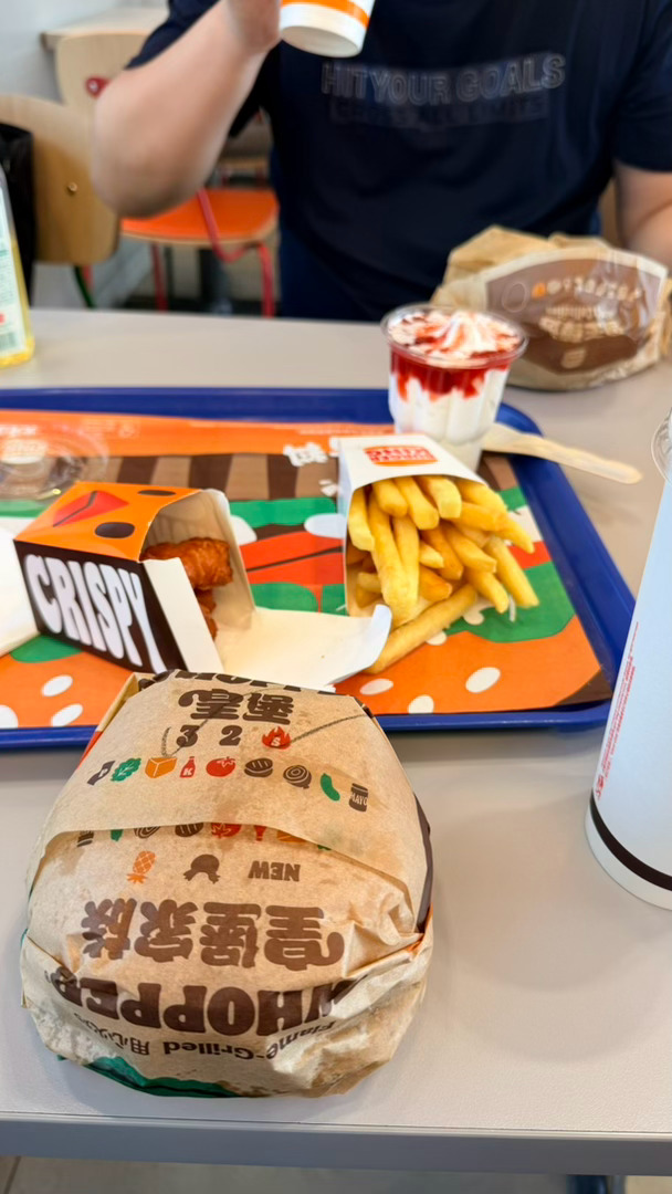 机场里的餐饮价格太狠了汉堡王这俩汉堡套餐一共小 200 块这要在机场外的汉堡王，