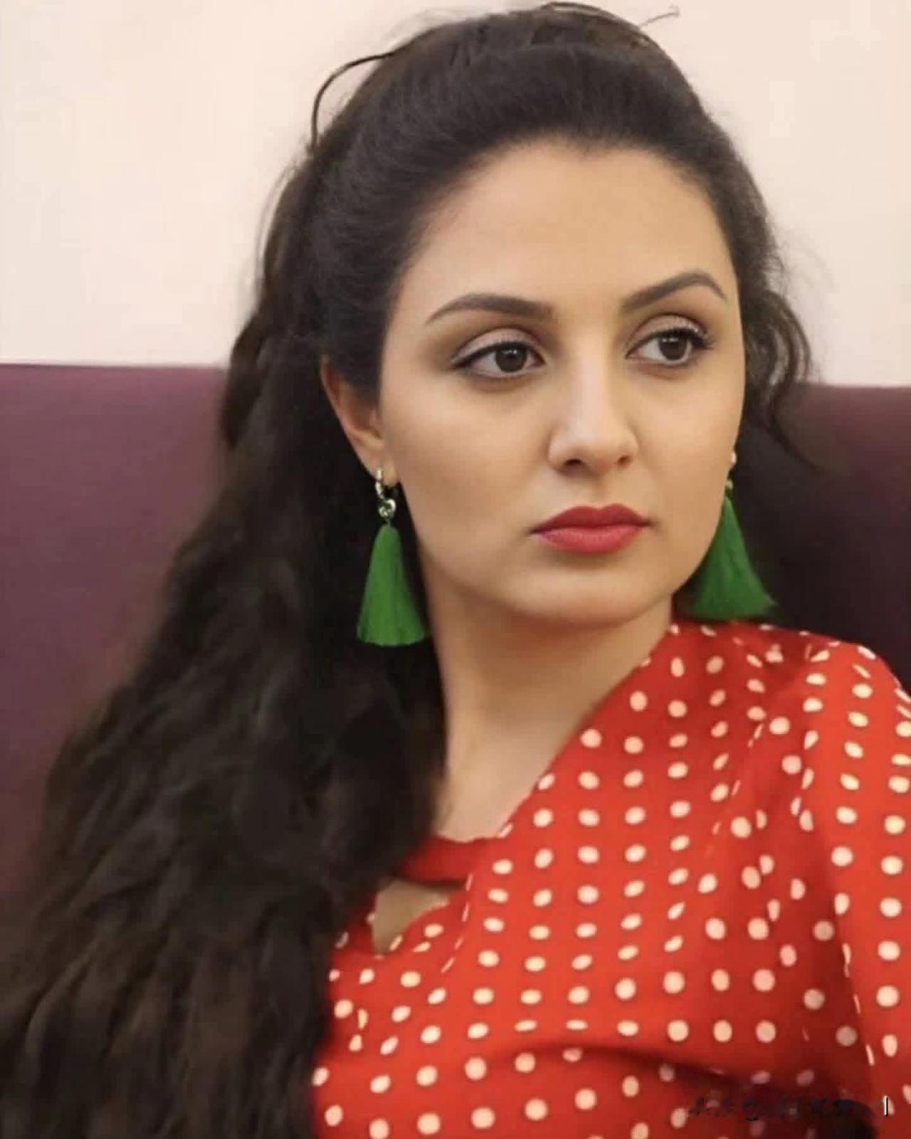 达·罗斯塔米是伊朗一位勇敢的医生。她救治那些为争取自由而抗议政权的人们。为此，伊