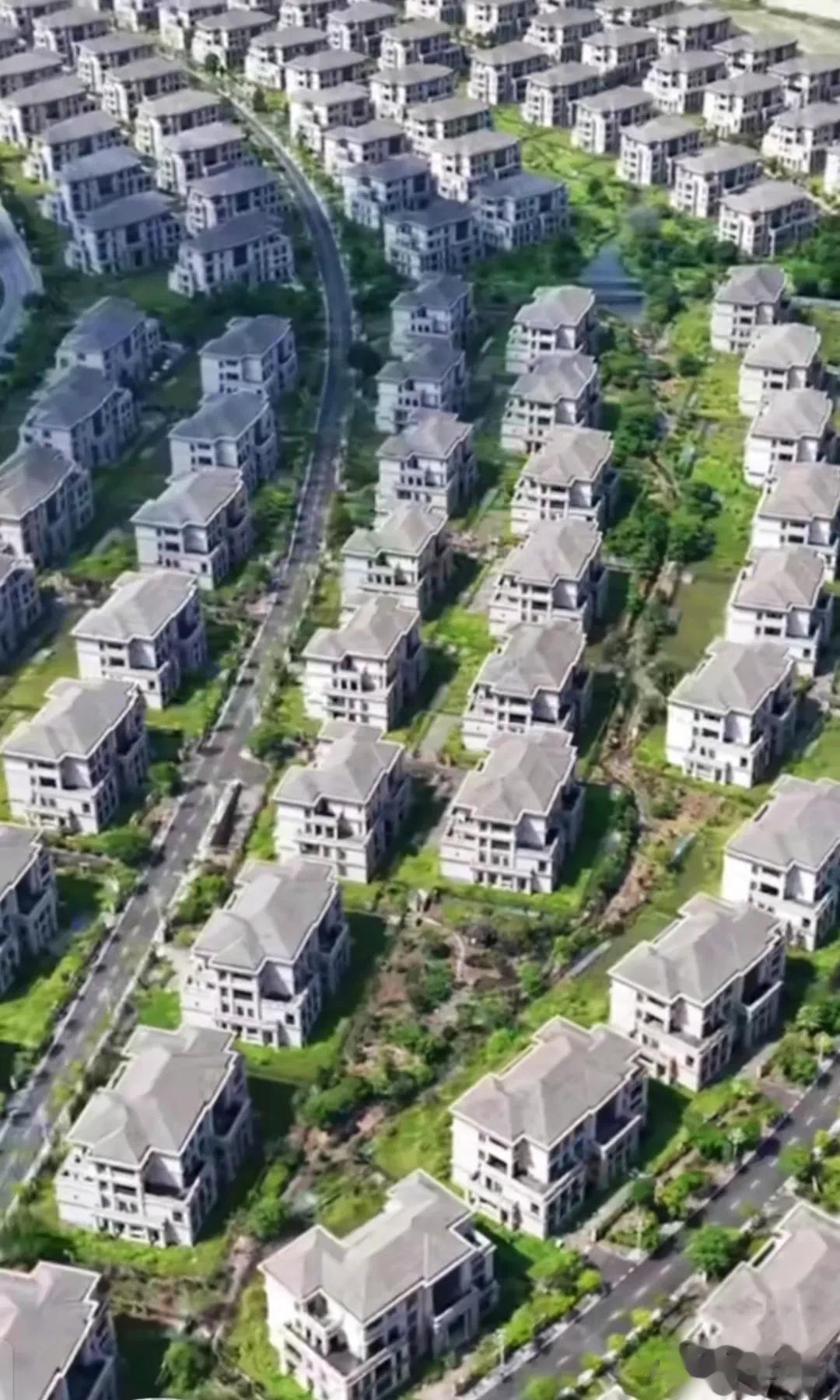 刚开始征地建时叫豪华独栋别墅，如今只能叫它别野了，据传说有好多有钱人怕买不到先交