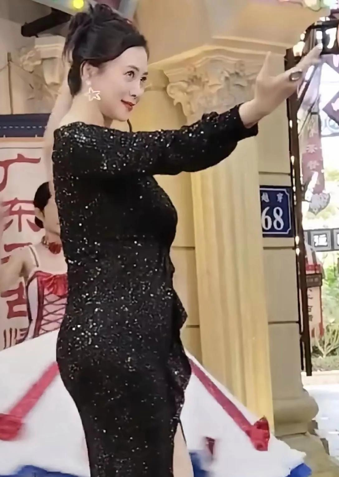 毁童年，女神翁虹怎么胖成这个样子了？

这是翁虹，你没有看错。翁虹是我非常喜欢的