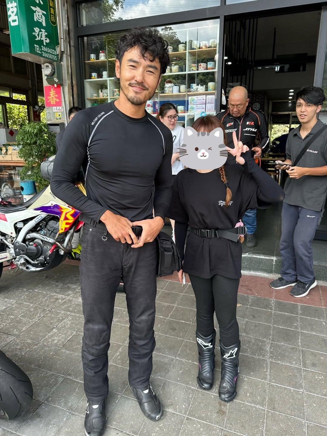 44岁阮经天在台北骑机车出行被偶遇，他穿着一身黑色紧身服，胸肌轮廓好明显，身材超