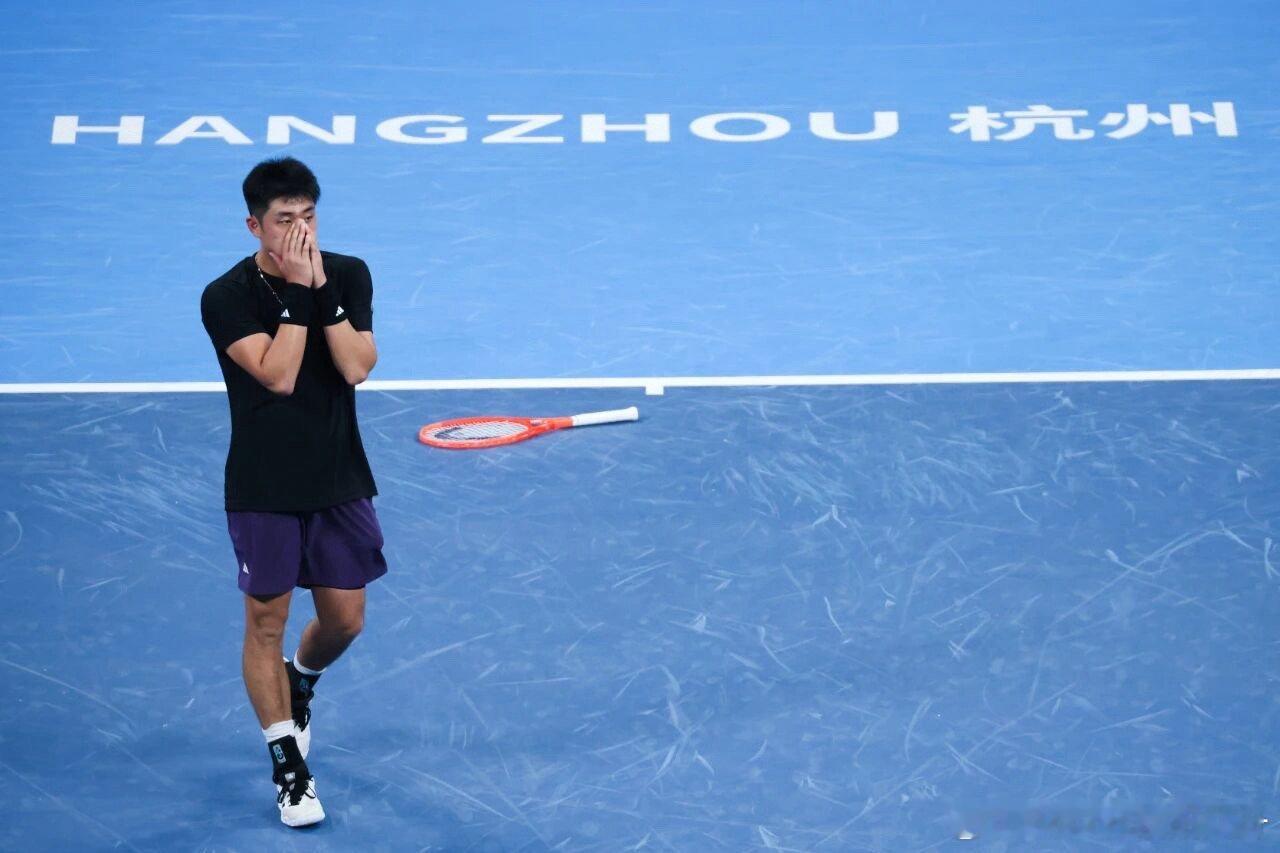 吴易昺上海赛因伤退赛🔵上海大师赛首轮🇨🇳吴易昺5-7🇨🇿斯夫尔奇纳结束