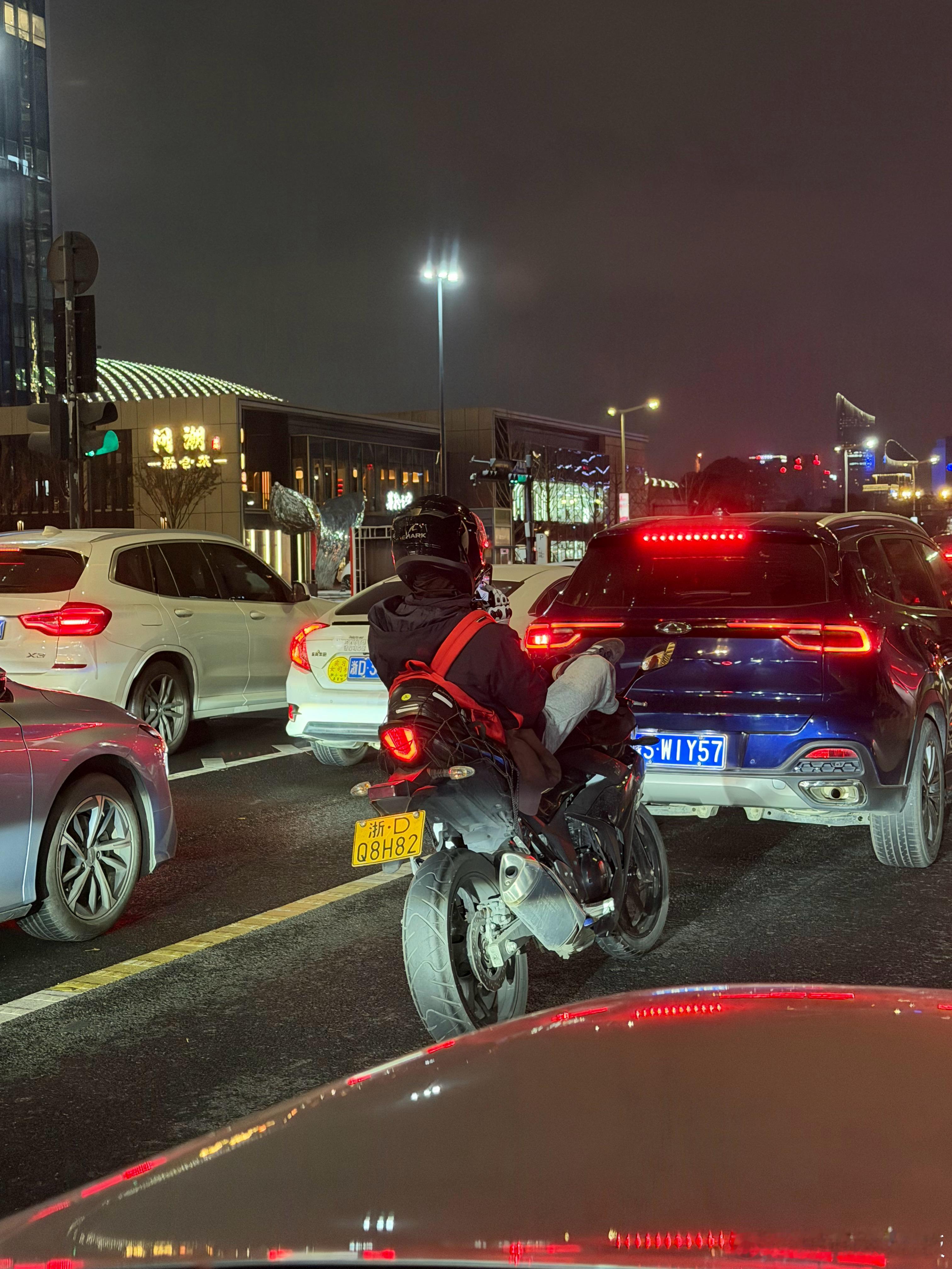 两个腿都在上面 他不怕摔倒么跟姚老板混一天吃9顿 杭州