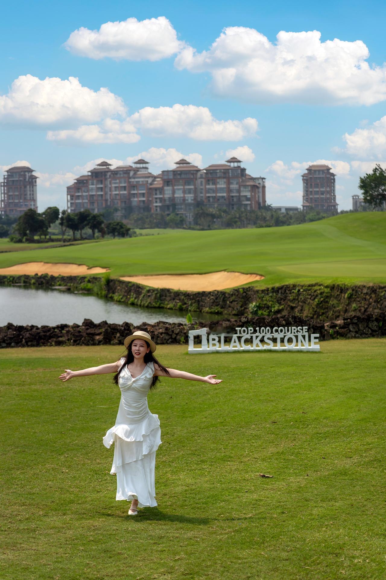 住在观澜湖，高尔夫肯定是住客的必体验。
毕竟是全球规模最大的火山岩高尔夫球场群，