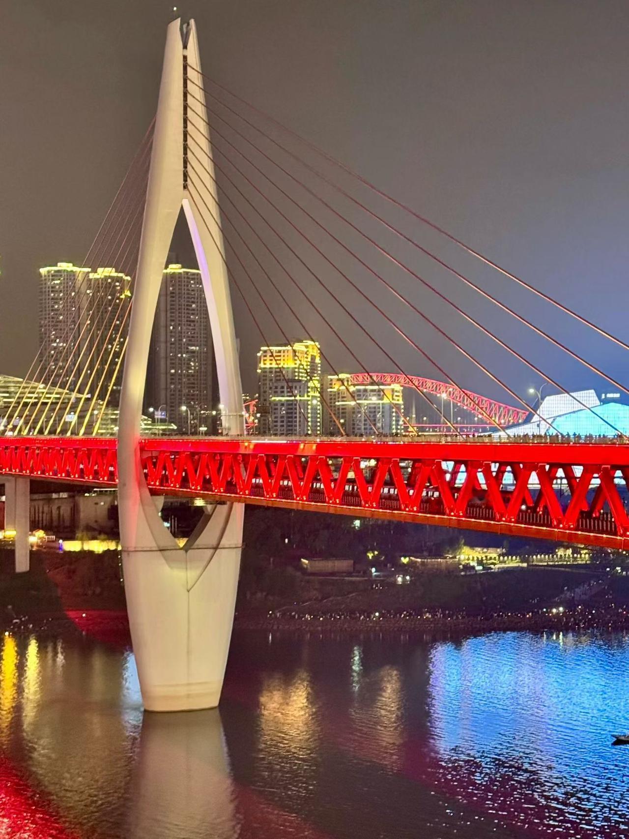 重庆夜景漂亮吗重庆这座城市很繁华，夜景很漂亮，我很喜欢