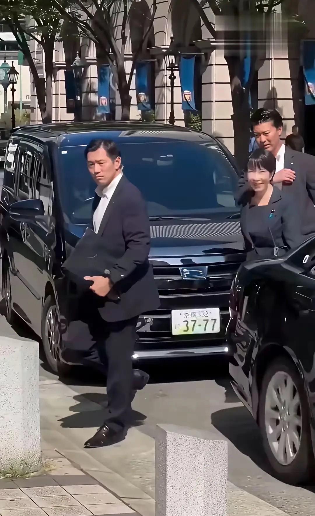 说这是巧合？打死也没人信！高市早苗座驾车牌37-77，这哪是巧合，分明是公然挑衅