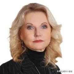 普京为她撑伞，此次随总统团队访华，60岁的俄罗斯副总理戈利科娃格外吸睛。在竞争激