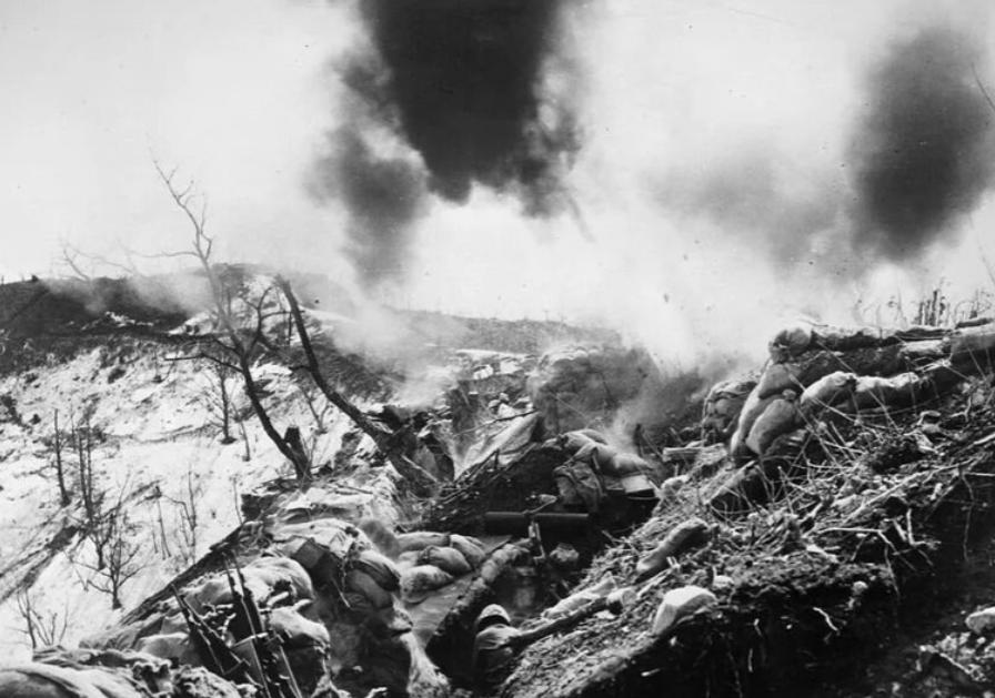 1951年5月27日，180师突围失败，15名战士抢敌军物资挖山洞过冬，在这种艰