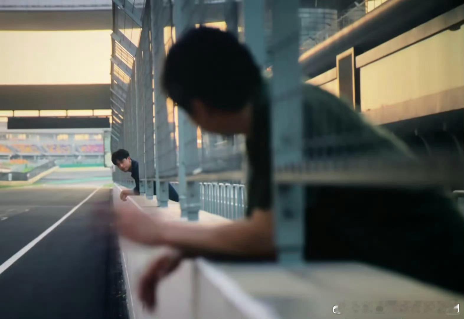 飞驰人生3细节 叶经理又想运作旧车部件，最后还是失败了，第一部他帮张驰拿旧车框被