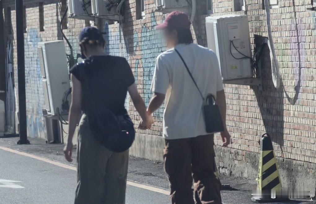 10月29日，白百何一段视频曝光，这次的画面引发不小争议，她和一名陌生男子多番亲