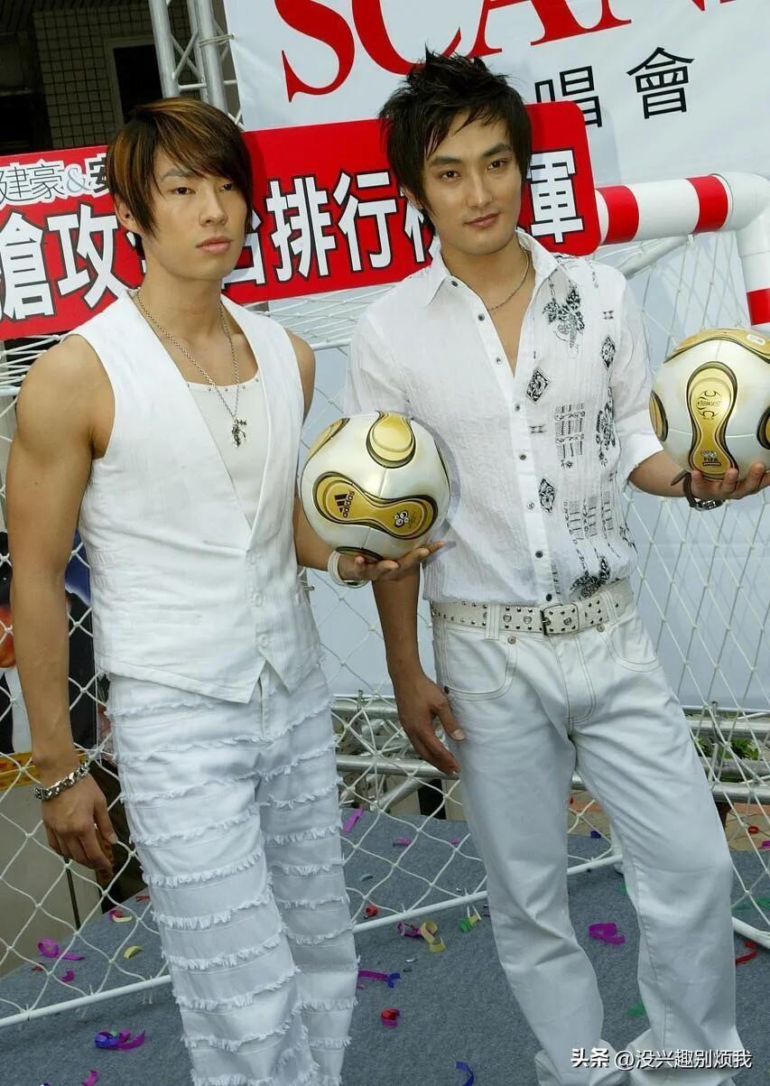 吴建豪，安七炫这俩是穿了女版牛仔裤嘛？